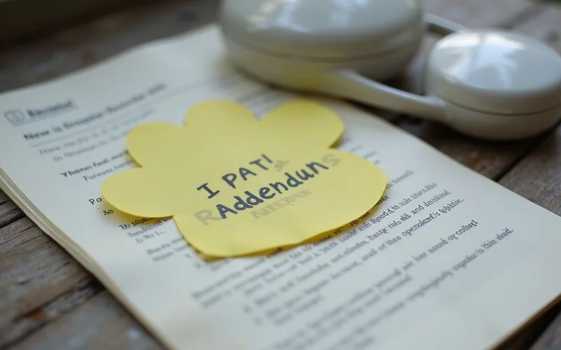 Pet addendum page with a paw-shaped sticky note, no readable text